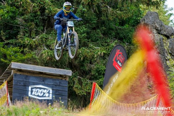 Špičák zažil světový downhill. Trať Struggle přilákala jezdce z 24 zemí