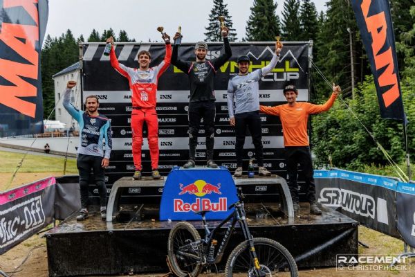Český koncert v iXS Downhill Cupu na Špičáku. Vyhrál Čepelák před Novotným,Nikola Volejníková stříbrná v ženách
